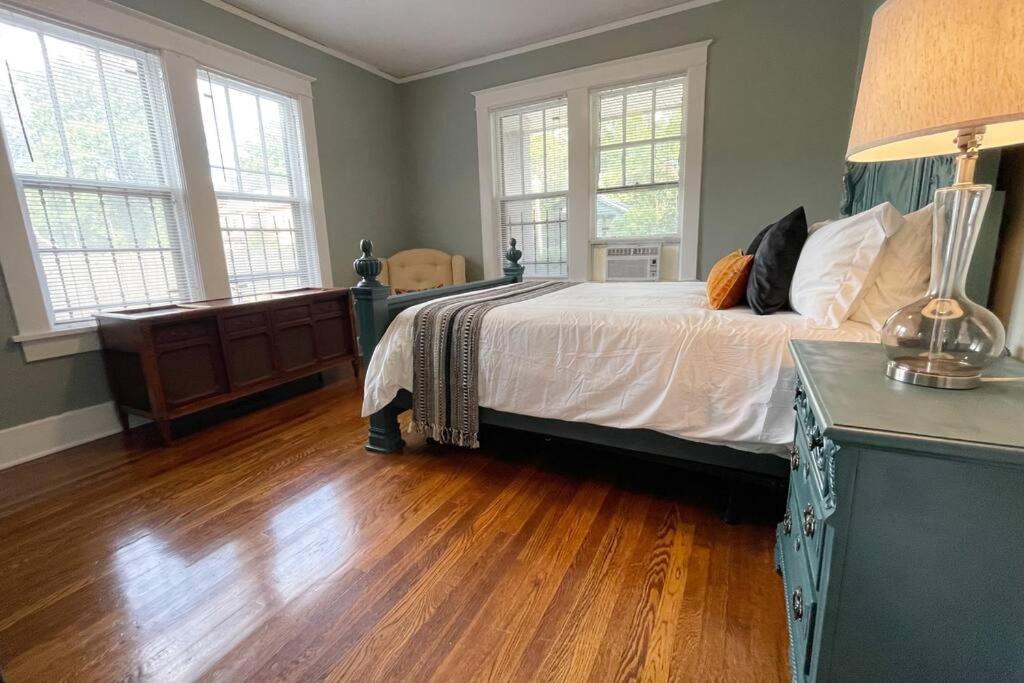 Hébergement de vacances Historic Revival 2br Midtown Fast Wifi Free Parking Yes Pets *